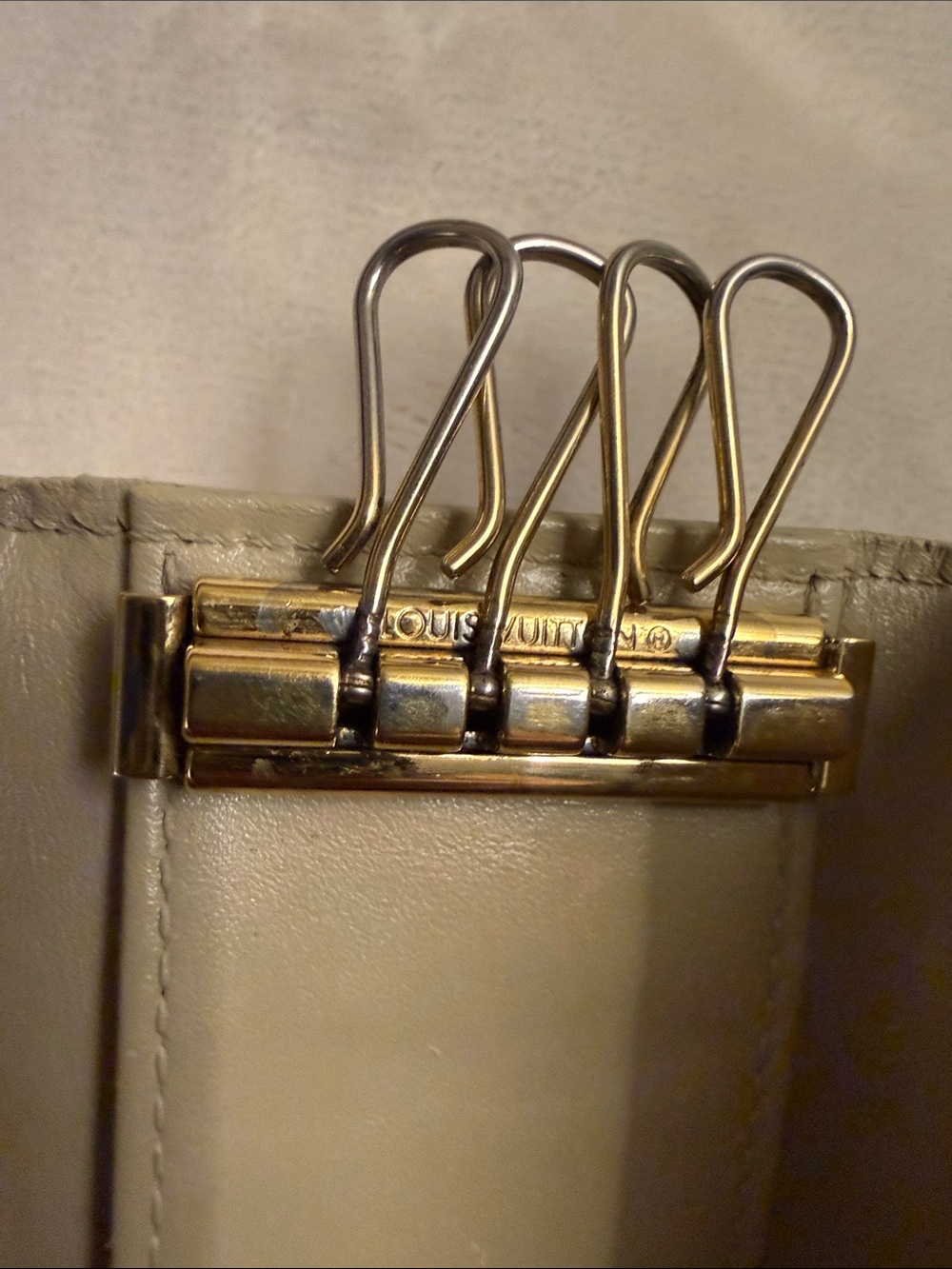 Louis Vuitton Cream Vernis Embossed Monogram Key Holder